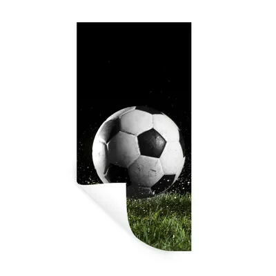 Produktbild von MuchoWow® Wandtattoo Wandsticker Wandaufkleber Fußball auf der Wiese 80x160 cm Selbstklebend und Repositionierbar - Sticker - Dekorfolie