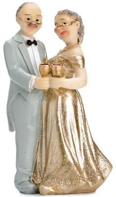 Figur eines älteren Ehepaares als Tortenaufsatz zur goldenen Hochzeit, Mann im hellen Anzug und Frau im goldenen Kleid stoßen mit Sektgläsern an.
