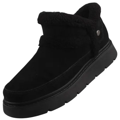 Auf dem Bild ist ein schwarzer Stiefel zu sehen der viele Ösen und Schnürsenkel hat. Der Stiefel wird von der linken Seite gezeigt und steht auf einem weißen Hintergrund.