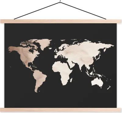 Produktbild von MuchoWow® Textilposter Weltkarte - Schwarz und weiß 150x113 cm mit holzfarbenen Rahmen - Poster
