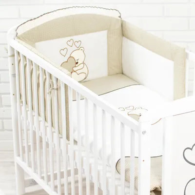 Produktbild von Babybettwäsche Komplettset 10 Teilig ohne Bett für Bettchen in Größe 60x120 aus 100% Baumwolle bestickt mit einem Teddybär mit Herz inkl. Moskitonetz Dunkelbeige