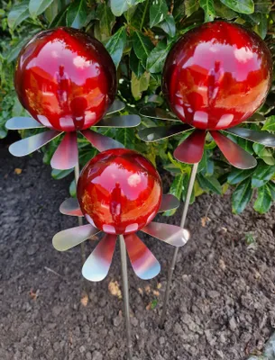 Produktbild von Blütenzauber Rotterdam Rosenkugel 15/15/10 cm Edelstahl rot matt gebürstet Gartenstecker mit Stab 80 cm