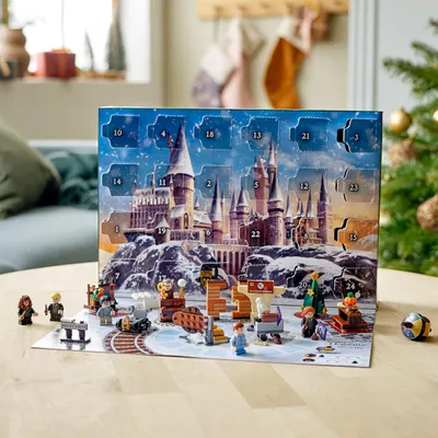Produktbild von LEGO 76390 Harry Potter Adventskalender 2021, Weihnachtskalender, Weihnachtsgeschenk für Kinder ab 7 Jahren mit 6 Minifiguren und Spielbrett