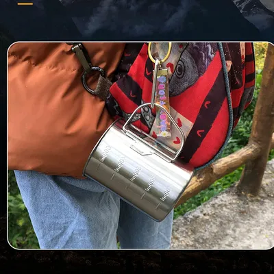 Produktbild von Edelstahl Outdoor-Becher mit Klappgriff und Deckel für Abenteuer