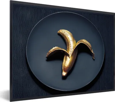 Produktbild von MuchoWow® Gerahmtes Poster Goldene Banane auf dunklem Hintergrund 40x30 cm - Poster mit Schwarzem Bilderrahmen Wandposter Rahmen Foto Bilder - Kunstposter - Wanddekorationen