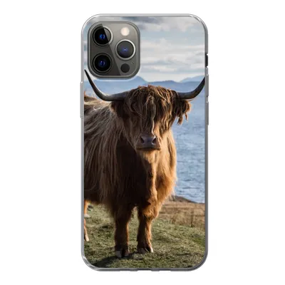 Produktbild von MuchoWow® Handyhülle Schutzhülle Hülle für iPhone 13 Pro Schottische Highlander - Bergen - Meer Silikon Softcase Handy Hülle - Handy-Tasche