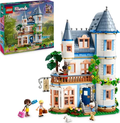 Produktbild von LEGO Friends Burg mit Ferienunterkunft, Hotel-Spielset für Kinder und Teenager ab 12 Jahren mit 4 Spielfiguren, Hund und Zubehör, Geschenkidee für Mädchen und Jungen 42638