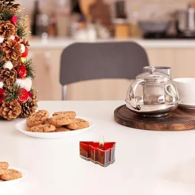 Image de Bougies décoratives en forme de sapin de Noël, idéales pour créer une ambiance parfumée pendant les fêtes