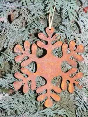 Produktbild von Rostikal 2er Deko Set Schneeflocken Weihnachsdeko Rost Hängedeko Edelrost Zimmer Deko Fensterdeko