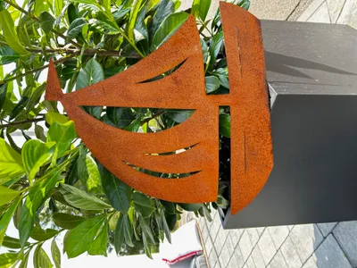 Zdjęcie produktu dla DEKORACJA OGRODU STATEK ŻEGLÓWKA WYSTRÓJ OGRODU 42 x 40 CM RDZA FIGURKA CORTEN