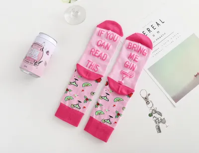 Produktbild von Gin-Socken EN mit Gin Schlüsselanhänger in einer Design-Dose, Geschenke für Frauen und Männer, If you can read this bring me Gin (Rosa)