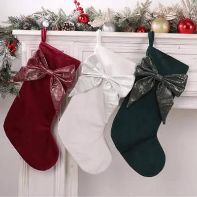 Produktbild von 3 Weihnachtssocken mit Schleife, Dekoration, Geschenktüten, Baumdekoration, Süßigkeiten