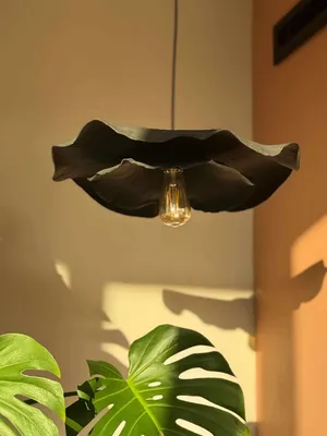 Produktbild von Opviq, Moderne Schwarz Chandelier, Kunststoffkörper, Ø58 cm, höhenverstellbar (75-80 cm), E27 Fassung, max. 40 W, IP20, elegantes Design für stilvolle Räume.