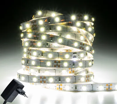 Produktbild von LUMILED LED Streifen 5M, 300 LEDs 12V kaltweiß 6500K, 24W LED Strip, SMD LED Band IP33 2640 lm Selbstklebend Lichtband für Innenbereich Heim Küche Schlafzimmer Deko Steckernetzteil EU Stecker