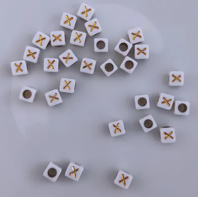 Produktbild von Buchstaben Perlen, 30 Stück, 6x6 mm, weiß mit gold, eckig, Buchstabe X