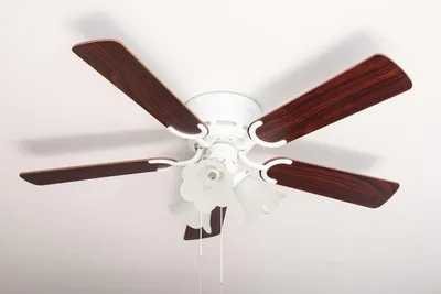 Produktbild von Extra flacher Deckenventilator Pepeo Kisa Deluxe Weiß Flügel Rosenholz / Walnuss mit Beleuchtung
