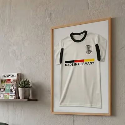 Image de K-Möbel Cadre pour maillot en bois véritable 50 x 70 cm, marron, pour maillots d'enfants et maillots de supporters - Fabriqué en Allemagne - Cadre pour maillot avec fond blanc et large bordure - Cadre photo pour maillot - Cadre d'exposition