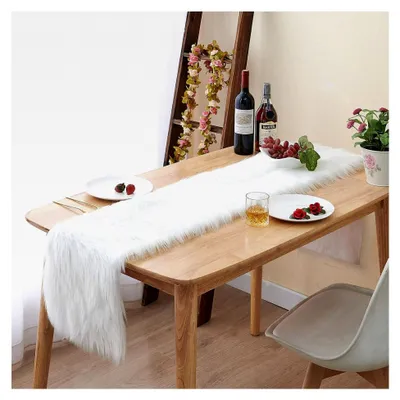 Produktbild von Tischläufer Weiß für Weihnachten, Modern und Abwaschbar, Aus Kunstfell in Felloptik (30cm x 150cm)