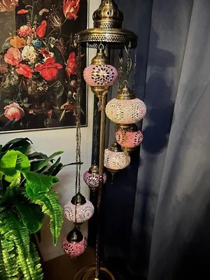 Image de Magnifique lampadaire turc violet, fuchsia et rose avec 7 boules en verre soufflées à la main