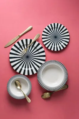 Produktbild von Hermia Concept, Hochwertiges 24-teiliges Dinner Set aus 100% Porzellan | 6 Servierplatten (25x25x2,5 cm), 6 Teller (21x21x3 cm), 6 Schalen (15x15x4,5 cm), 6 Dessertteller (22x22x2,5 cm) | Spülmaschinen- und mikrowellenfest, ideal für jeden Anlass.