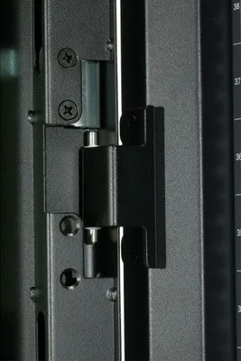 Obrázok produktu pre APC AR3100, Voľne stojací rack, 42U, 1701 kg, Zámok, Nastaviteľné nohy, Otočné kolieska