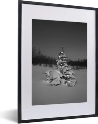 Produktbild von MuchoWow® Gerahmtes Poster Beleuchteter Weihnachtsbaum im Schnee bei Nacht - schwarz und weiß 30x40 cm - Poster mit Schwarzem Bilderrahmen Wandposter Rahmen Foto Bilder - Wandposter Schlafzimmer