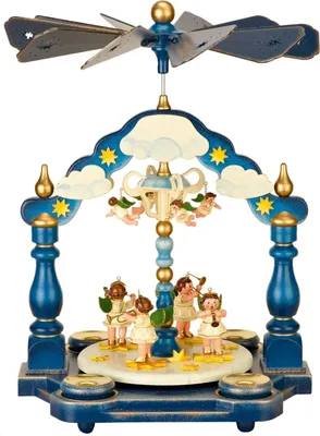 Auf dem Bild ist eine detailreiche Weihnachtspyramide mit einem Engelorchester zu sehen das unter einem blauen Bogen mit goldenen Sternen steht und von einem Flügelrad gekrönt wird während die Engel verschiedene Instrumente spielen