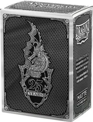 Produktbild von Dragon Shield Hüllen in Standardgröße mit mattem Kunstdruck – 25-jähriges Jubiläum (100 Hüllen)