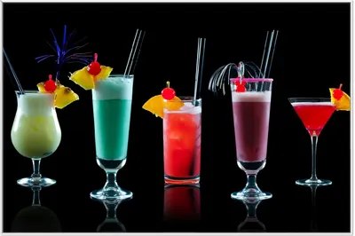 Produktbild von Wallario Wandbild Bunte Cocktails vor schwarzem Hintergrund, Größe: 61 x 91,50 cm, Poster mit weißem Aluminiumrahmen