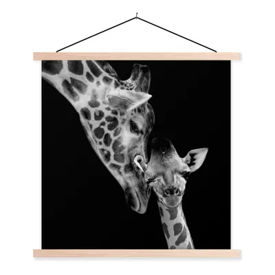 Produktbild von MuchoWow® Textilposter Porträt - Giraffe - Tiere - Schwarz - Weiß 60x60 cm mit holzfarbenen Rahmen - Wanddekoration