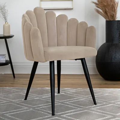 Produktbild von QIYANO Lani Esszimmerstuhl mit Armlehne in Muschel-Form Glamour Schminktisch Wohnzimmer Esszimmer Beige