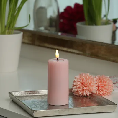 Immagine prodotto di Candela LED a colonna MIA - cera vera - fiamma realistica 3D - H: 10cm D: 5cm - batteria - rosa