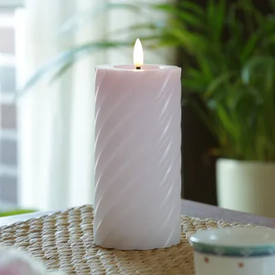 Produktbild von LED Stumpenkerze TWIST - Echtwachs - warmweiße 3D Flamme - H: 17,5cm - Batterie - Timer - flieder