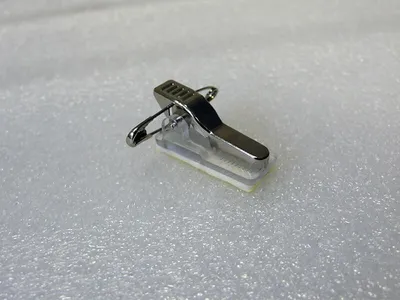 Produktbild von Selbstklebender Kartenhalter mit Alligator Clip und Anstecknadel