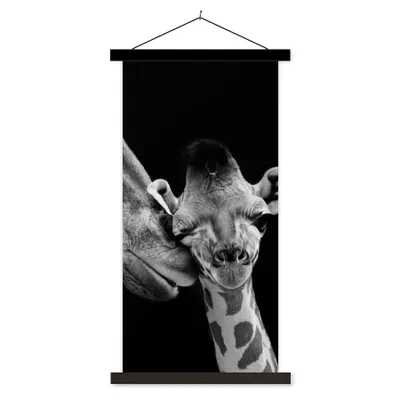 Produktbild von MuchoWow® Textilposter Tiere - Schwarz - Weiß - Giraffe - Porträt 40x80 cm mit schwarzem Rahmen - Wandemalerei