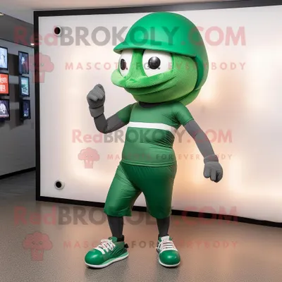 Produktbild von Maskottchen REDBROKOLY Kostümfigur mit grünem American-Football-Helm bekleidet mit Yogahosen und Mützen
