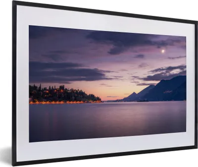 Produktbild von MuchoWow® Gerahmtes Poster Gardasee - Berg - Sonne 60x40 cm - Poster mit Schwarzem Bilderrahmen Wandposter Rahmen Foto Bilder - Schlafzimmer - Plakat in Rahmen - Drucken
