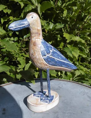 Produktbild von Möwe auf Fuss Holz massiv Holz Natur und blau 30 cm maritime Deko