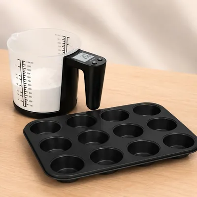 Produktbild von Back-Set für Anfänger (2-teilig) – Antihaft-Muffinblech für 12 Muffins & 3-kg-Waage mit Messbecher