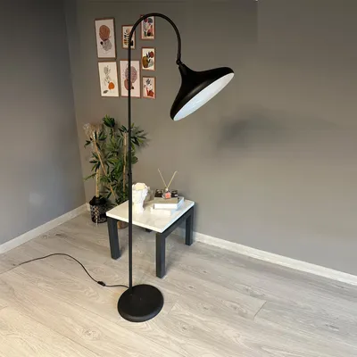 Produktbild von Moderne Stehlampe aus Metall mit E27, Verstellbarer Lampenschirm