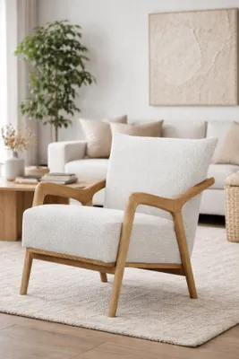 Productafbeelding van Comfortabele design fauteuil met houten frame en zachte bekleding, een stijlvol meubelstuk
