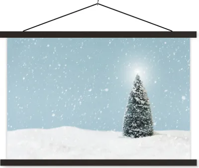 Produktbild von MuchoWow® Textilposter Ein Weihnachtsbaum in einer verschneiten Landschaft und einem blauen Himmel 90x60 cm mit schwarzem Rahmen - Aufhängungssatz