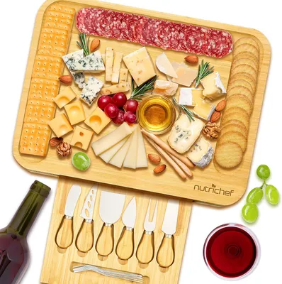 Produktbild von Nutrichef Bambus Schneidebrett mit Käsemessern – Rechteckiges Holzbrett 44,5 × 32,8 cm