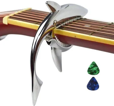 Imagen del producto de Ibenzoa® Kapodastro para guitarra – Diseño para guitarra acústica y eléctrica, ukelele, banjo, mandolina. Fabricado en aleación de zinc, con almohadilla de silicona y resorte de acero. Incluye 2 púas de 0,71 mm