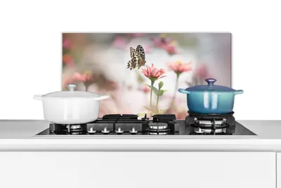 Obrázok produktu pre KitchenYeah® Kuchynský splashback - Kuchynský splashback - Ochrana steny sporáka a drezu - Motýľ - Kvetina - Ružová 70x30 - Alu-Dibond (alternatíva skleneného splashbacku) - Tepelne odolný - Splashback na sporák