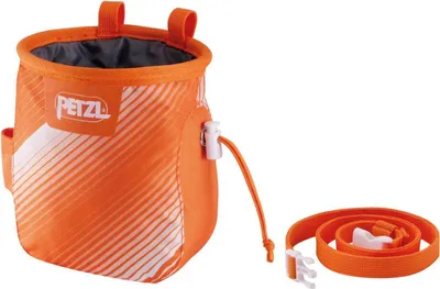 Orangefarbener ergonomisch geformter Chalkbag von Petzl mit weißen diagonalen Streifen und abnehmbarem Gurt mit Schnalle