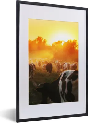 Produktbild von MuchoWow® Gerahmtes Poster Kühe - Sonnenuntergang - Wiese - Tiere 40x60 cm - Poster mit Schwarzem Bilderrahmen Wandposter Rahmen Foto Bilder - Poster in Rahmen