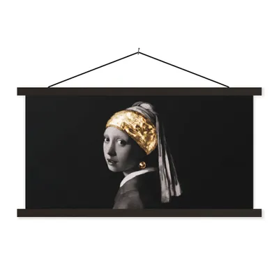 Produktbild von MuchoWow® Textilposter Mädchen mit Perlenohrring - Gold - Schwarz - Weiß 90x45 cm mit schwarzem Rahmen - Klemmleisten