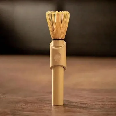 Immagine prodotto di Frusta per matcha, realizzata a mano in bambù, design giapponese tradizionale, con lungo manico
