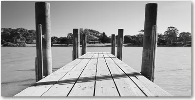 Produktbild von Tulup® Glas-Bild - 100x50 -Wandkunst - Wandbild hinter gehärtetem Sicherheitsglas  - Sehenswürdigkeiten & Architektur - Hölzerner Pier - Schwarzweiß